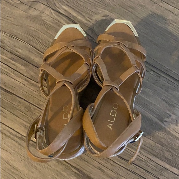 Aldo tan platform strappy sandals w/ gold accent - Picture 4 of 4
